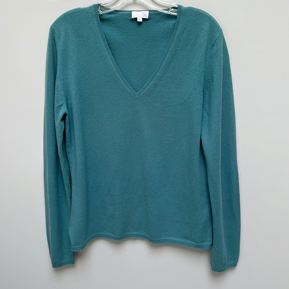 TSE Cashmere turquoise v-neck sweater in XL.  Very good condition.